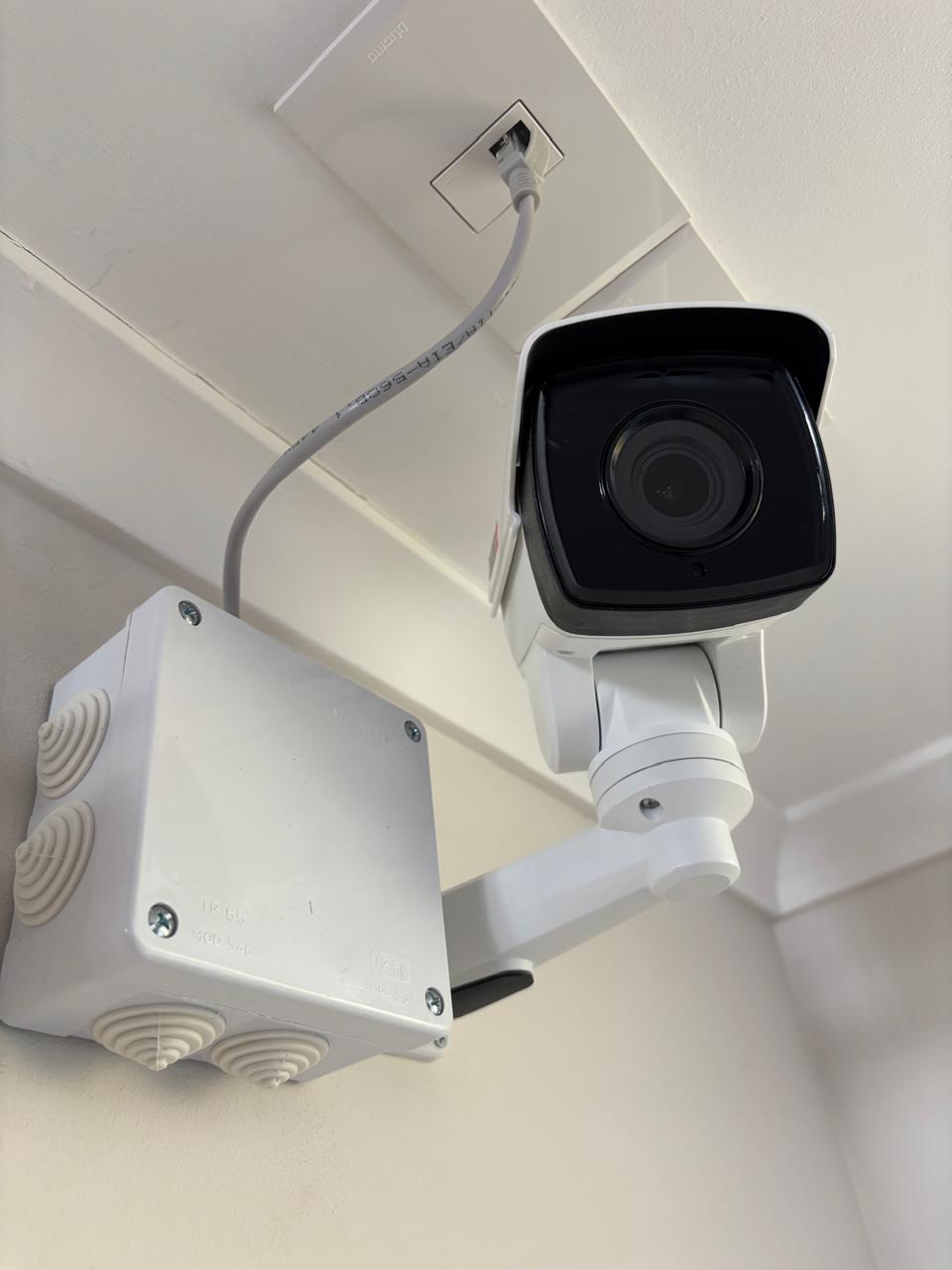 Cámara de seguridad y conexión de red
