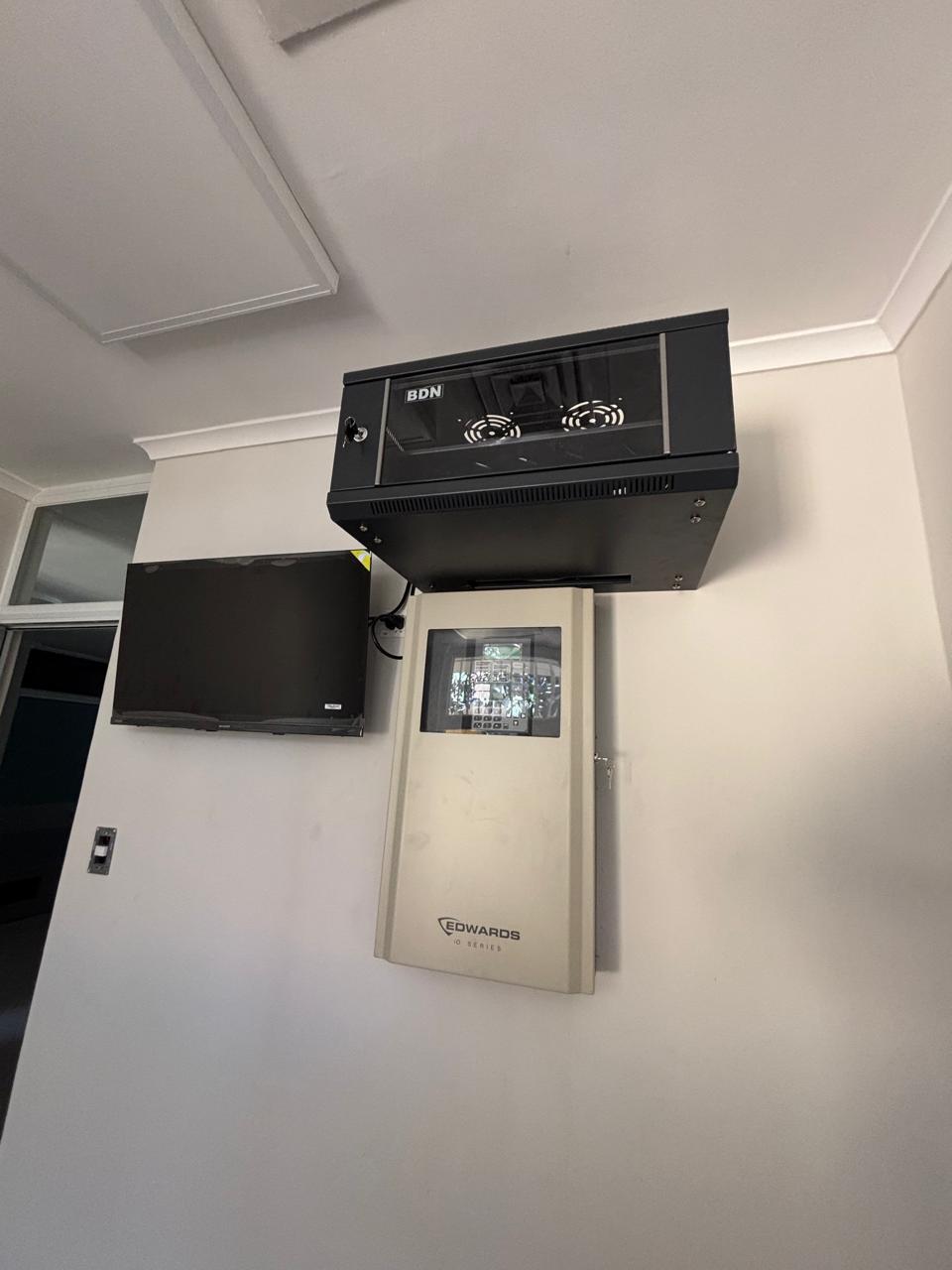 Gabinete de comunicaciones y equipos de control