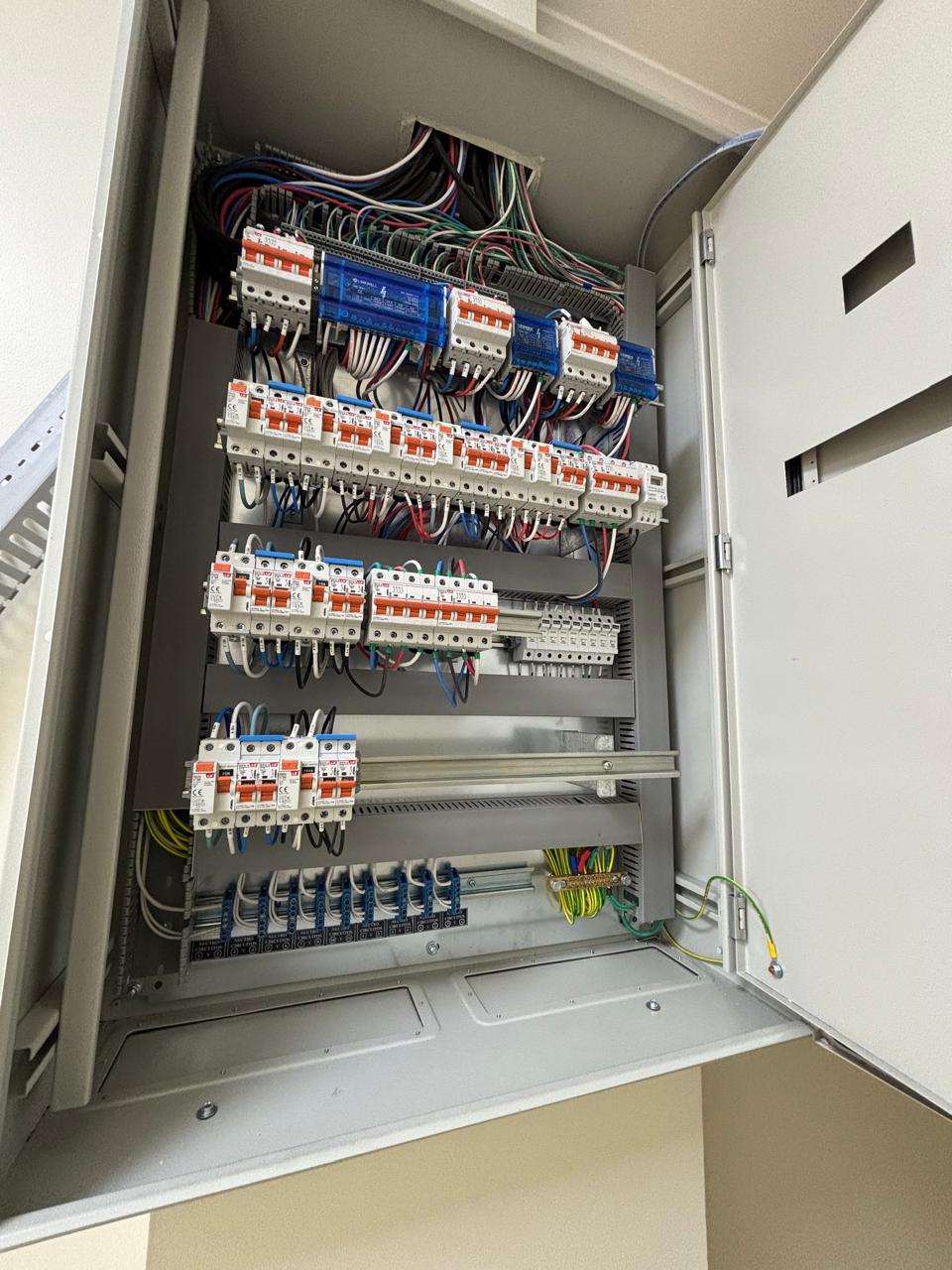 Detalle de tablero eléctrico y distribución de circuitos