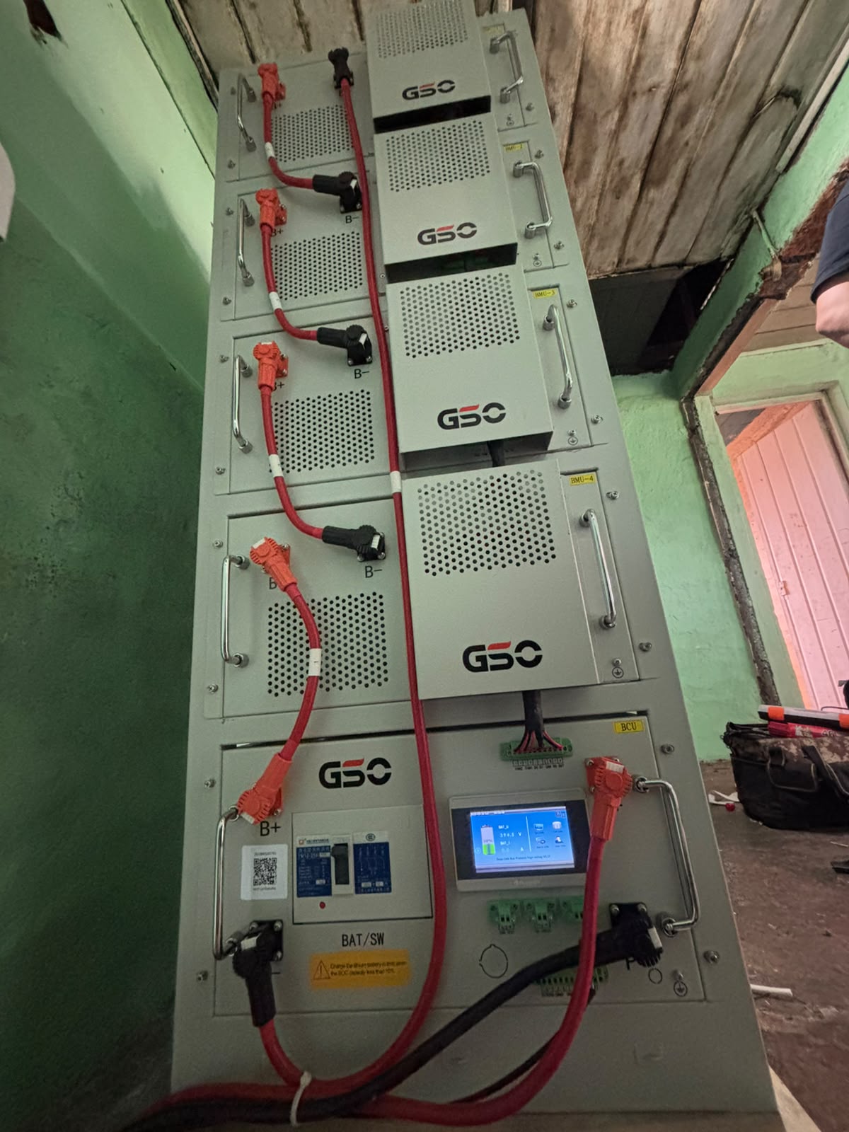 Equipos eléctricos y banco de baterías