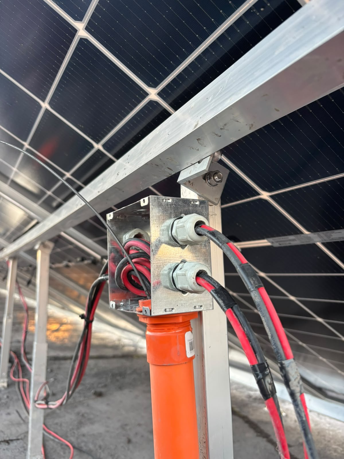 Conexiones eléctricas bajo estructura metálica
