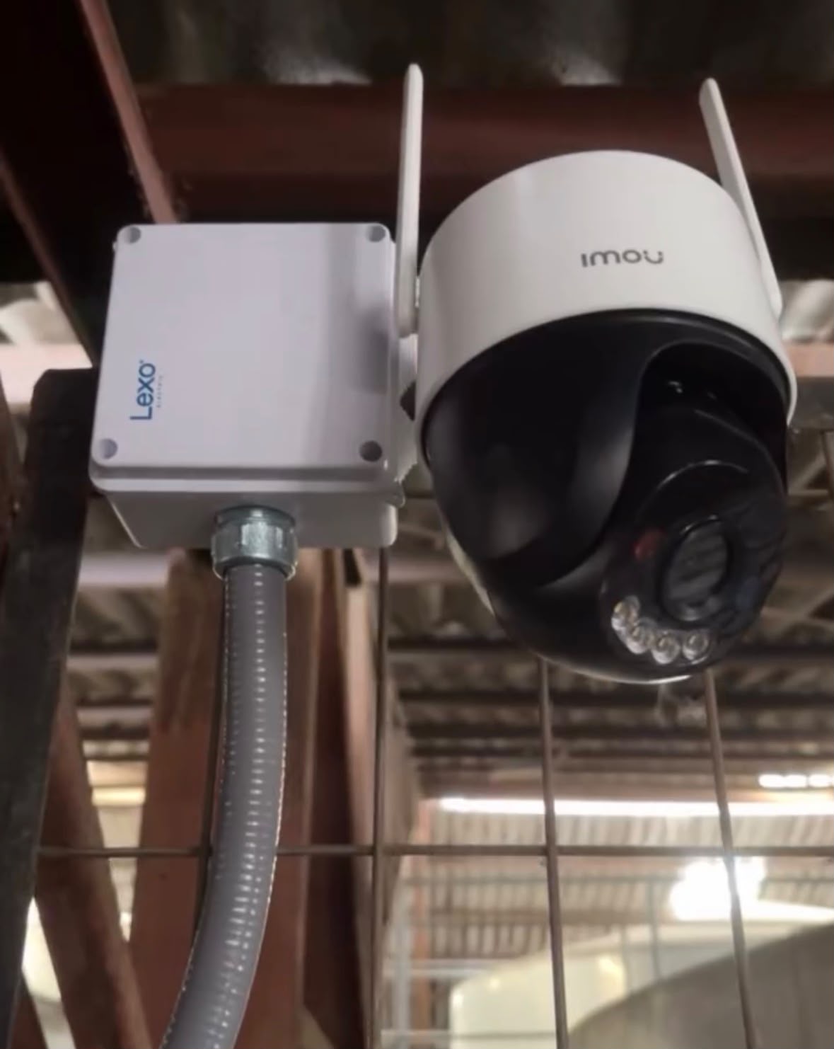 Cámara de vigilancia instalada en estructura