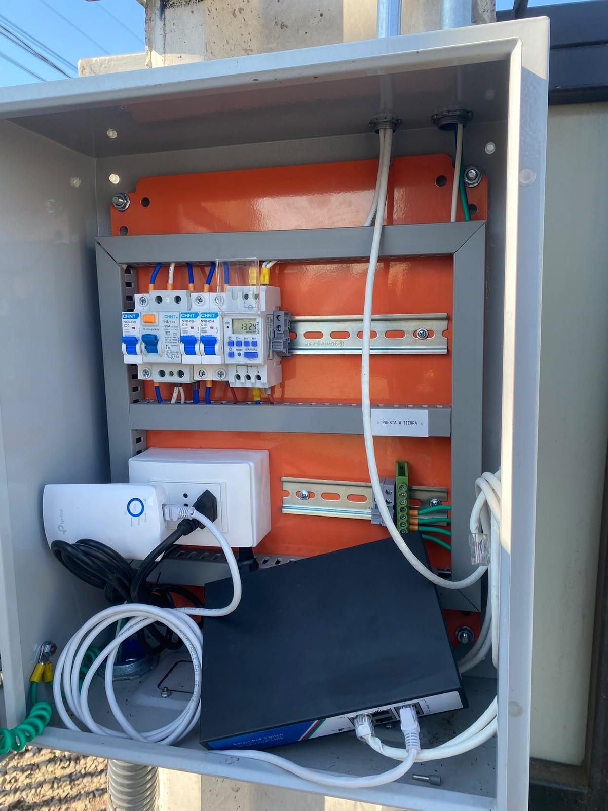 Tablero eléctrico y equipamiento de comunicaciones