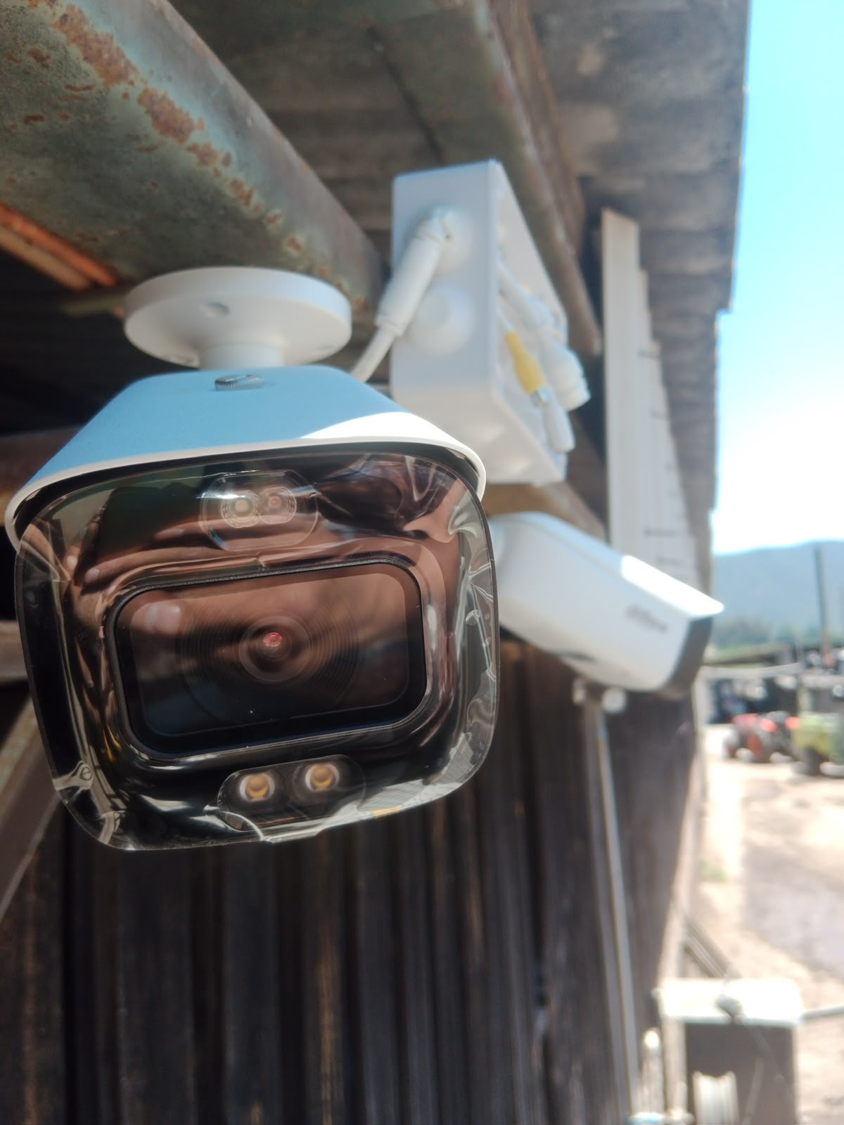 Detalle de cámara instalada bajo cubierta